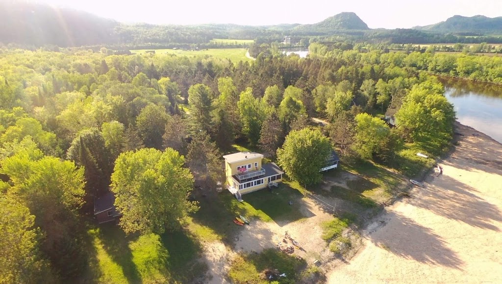 Le Chalet Jaune sur la rivière Rouge (Mont Tremblant) | 55 Chemin du Domaine Alarie, Brébeuf, QC J0T 1B0, Canada | Phone: (514) 831-3111