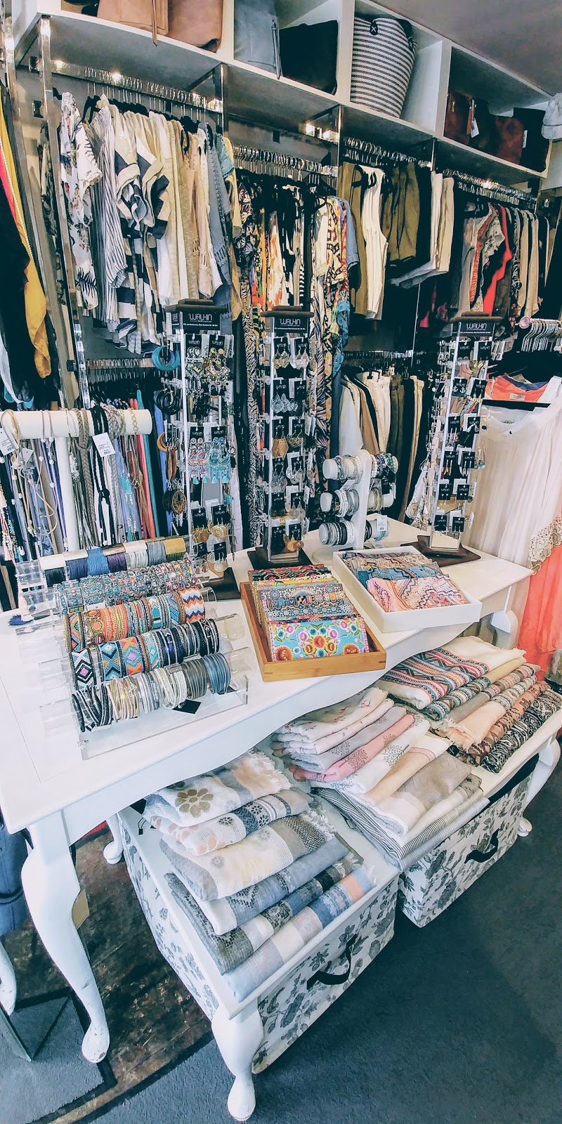 Le Walkin Boutique | 571 Rue Charbonneau, Mont-Tremblant, QC J8E 3H4, Canada | Phone: (819) 681-0198