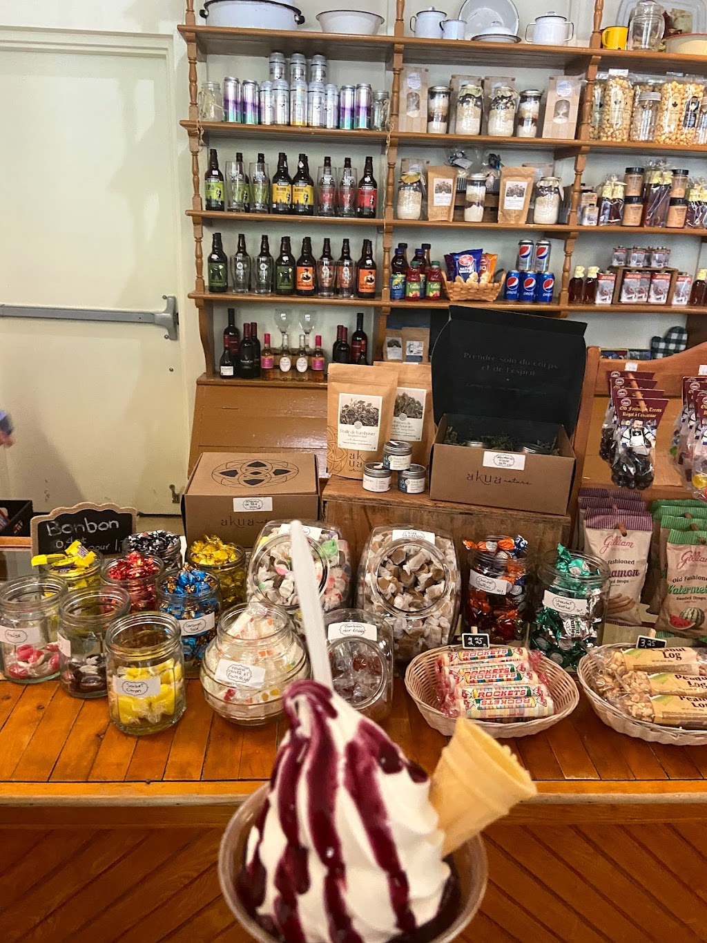 Magasin-Général | 95 Rue Saint-George, Chambord, QC G0W 1G0, Canada | Phone: (418) 275-3132