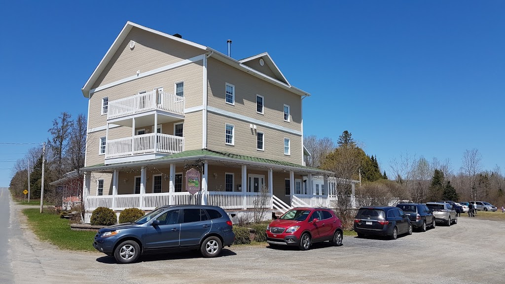 Auberge Mi-Chemin | 32 Rue de Broughton Station, Saint-Pierre-de-Broughton, QC G0N 1T0, Canada | Phone: (418) 427-2267
