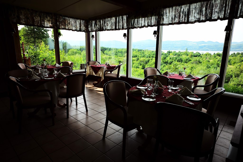 Auberge La Coudrière (Cool Hotel) | 2891 Chemin des Coudriers, La Baleine, QC G0A 2A0, Canada | Phone: (418) 438-2838