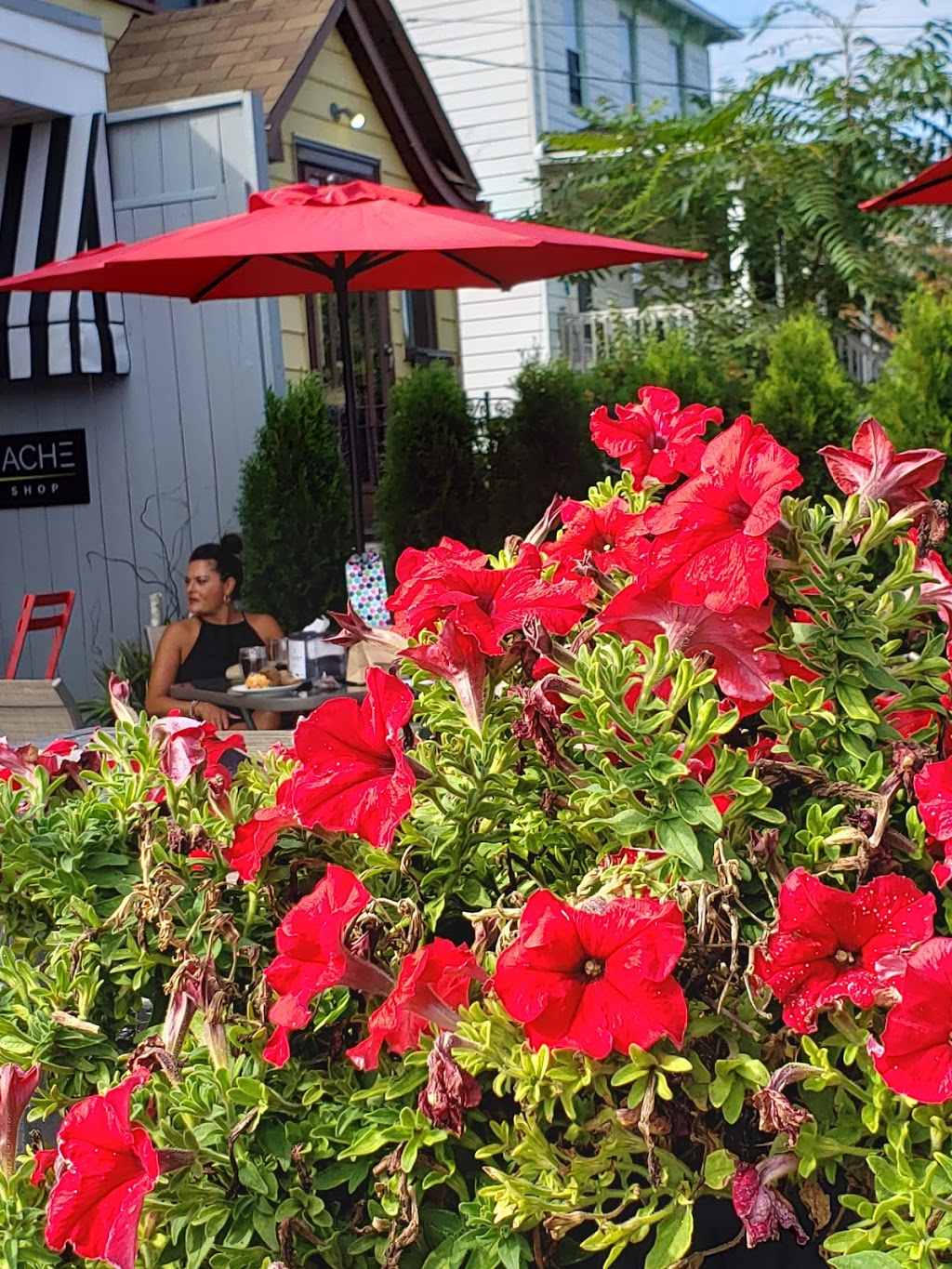 Red Ganache | 5592 Robinson St, Niagara Falls, ON L2G 2A8, Canada | Phone: (437) 248-1478