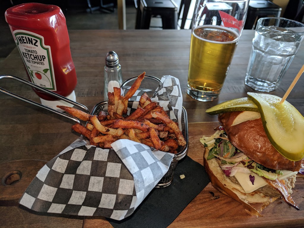 Pub Chienne à Jacques | 625 Boulevard Curé-Labelle #2, Blainville, QC J7C 2J1, Canada | Phone: (450) 508-7888