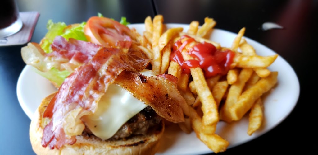 Kiniskis Reef Tavern | 1334 Gulf Rd, Point Roberts, WA 98281, USA | Phone: (360) 945-4042