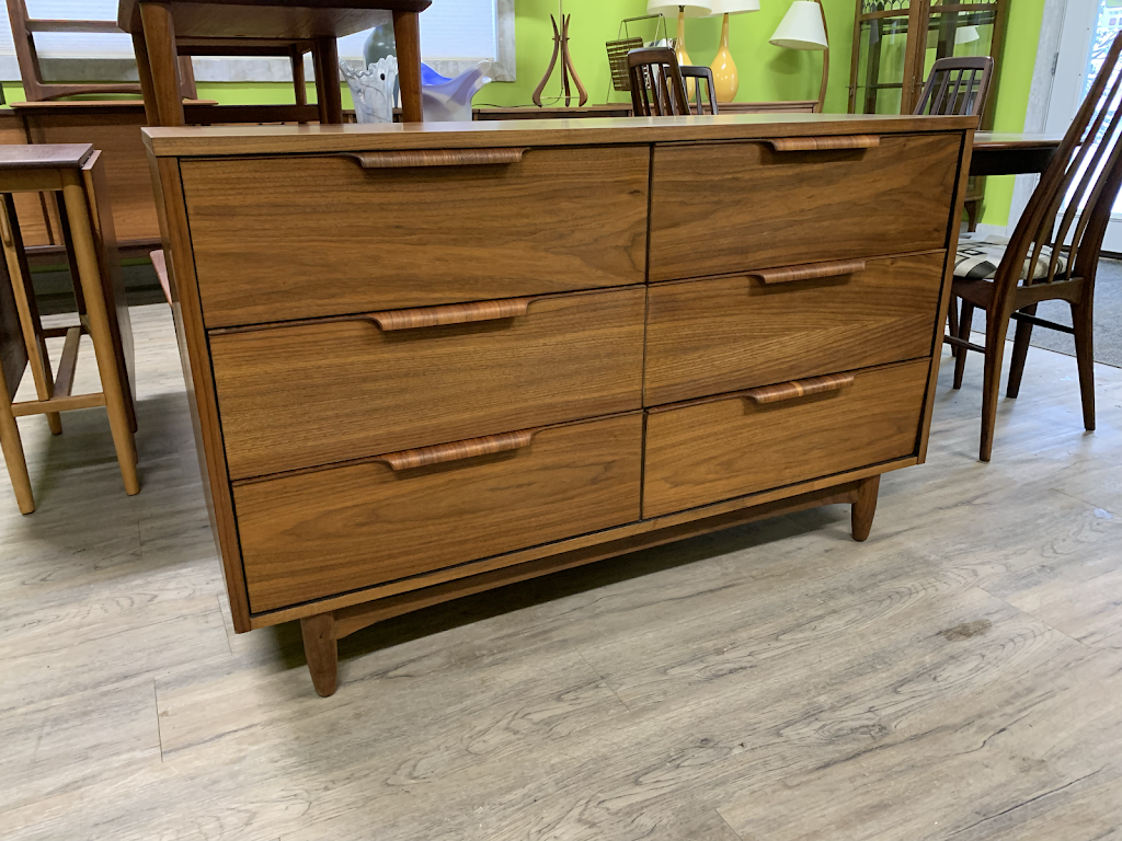 Green Wall Vintage | 5712 Frank Kenny Rd, Vars, ON K0A 3H0, Canada | Phone: (613) 864-7543