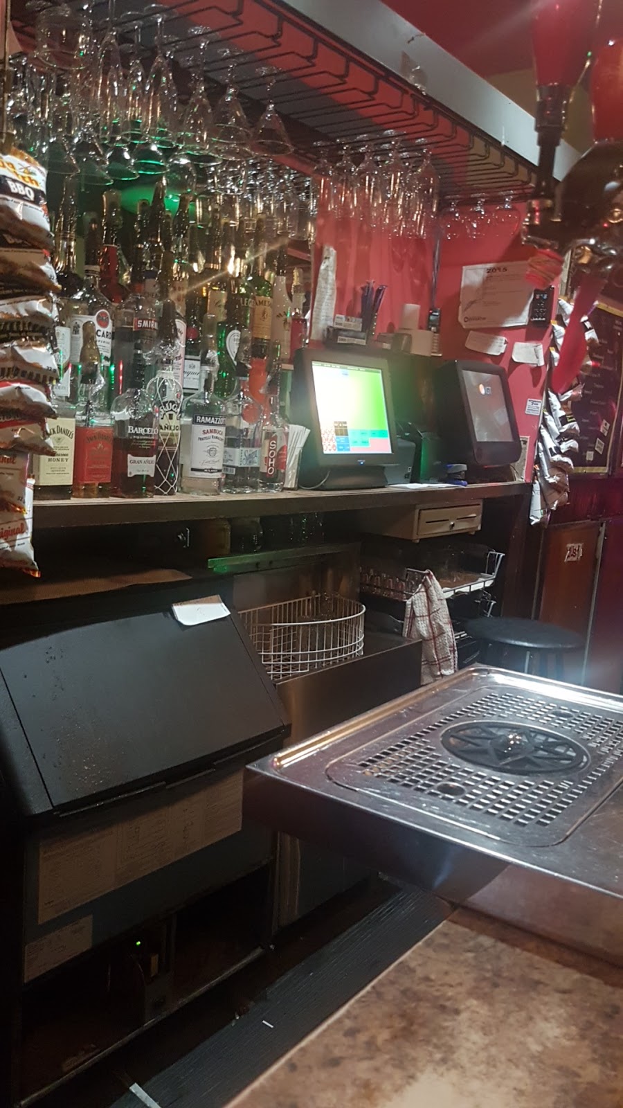 Bar Chez Francoise | 3785 Rue Sainte-Catherine E, Montréal, QC H1W 2E9, Canada | Phone: (514) 527-8198