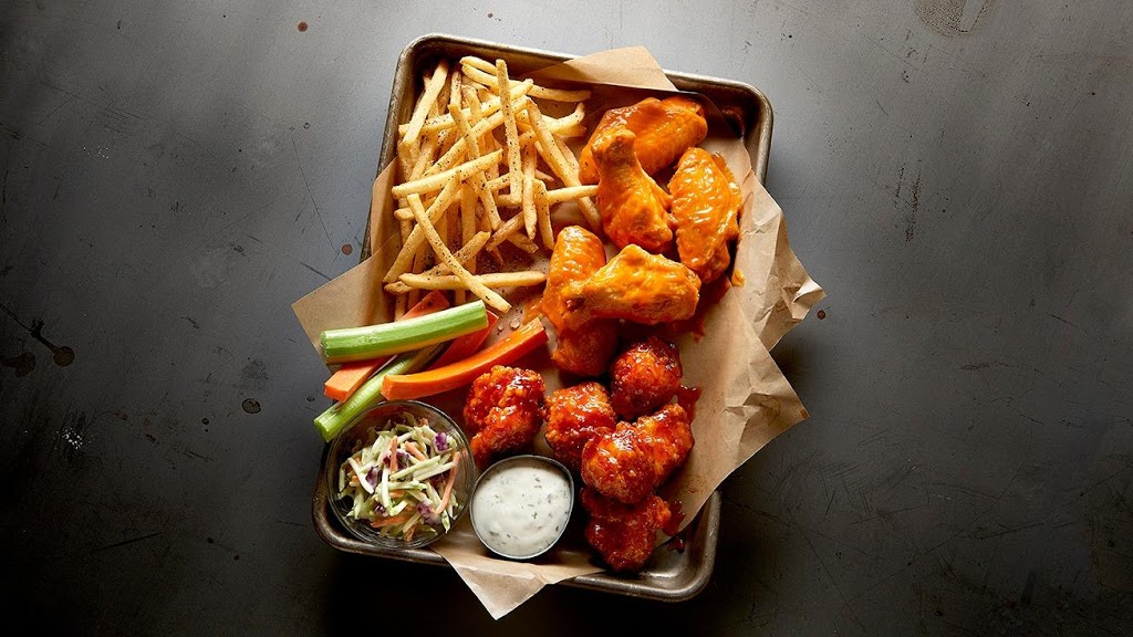 Buffalo Wild Wings | 18287 Yonge St, East Gwillimbury, ON L9N 0A2, Canada | Phone: (905) 853-8668
