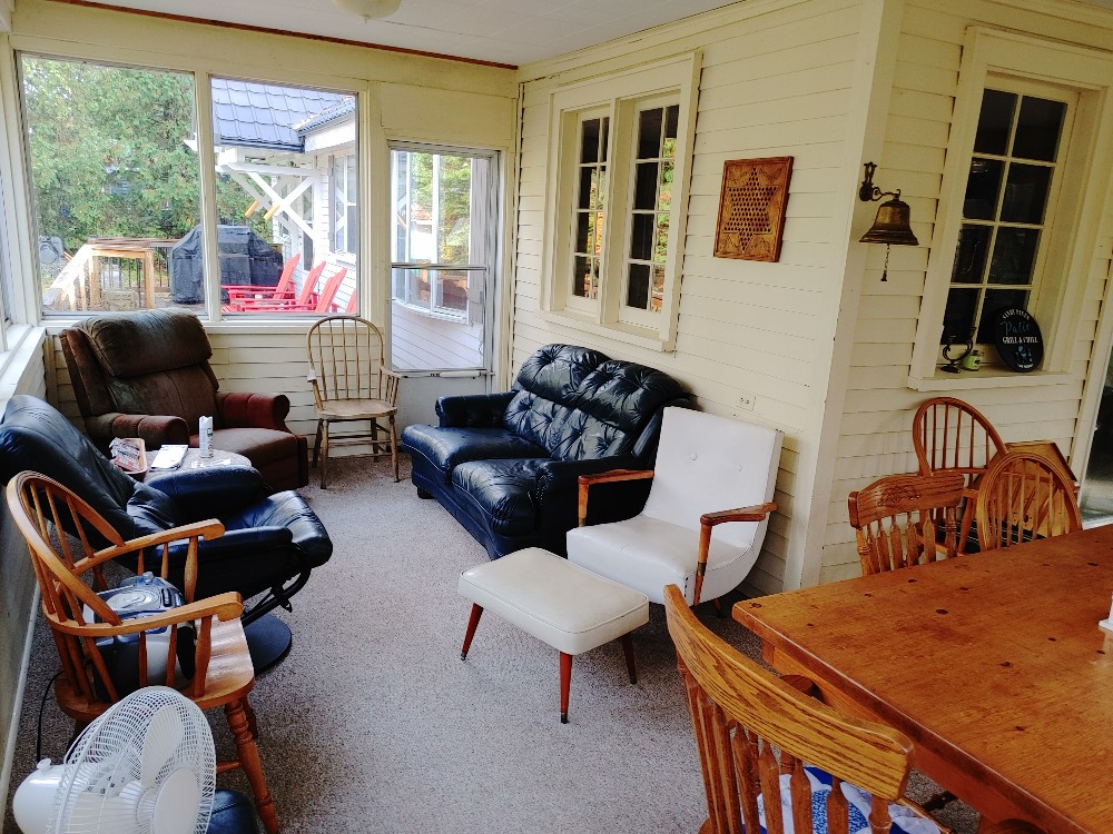 Sandy Pines Cottage | 1008 Chippawa Ave, Gravenhurst, ON P1P 1R1, Canada | Phone: (905) 842-9841