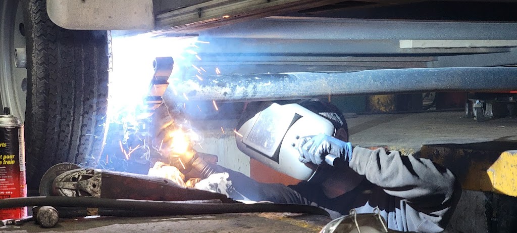 Ressorts Rive Sud Ltd - Centre TruckPro | Entrée sur la rue J.-A.-Bombardier, 1570-C Bd de Montarville, Boucherville, QC J4B 5Y3, Canada | Phone: (450) 641-1304