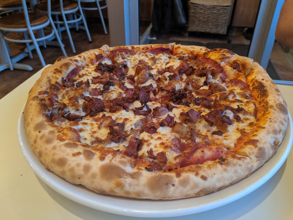 Calzone pizza | 3713 Boulevard Saint-Charles, Kirkland, QC H9H 4M2, Canada | Phone: (514) 426-9000