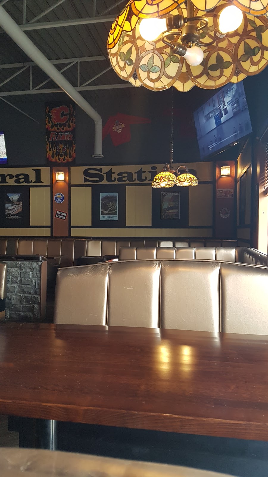 Grand Central Bar & Grill | 9-49 Elizabeth St, Okotoks, AB T1S 1B4, Canada | Phone: (403) 938-0929