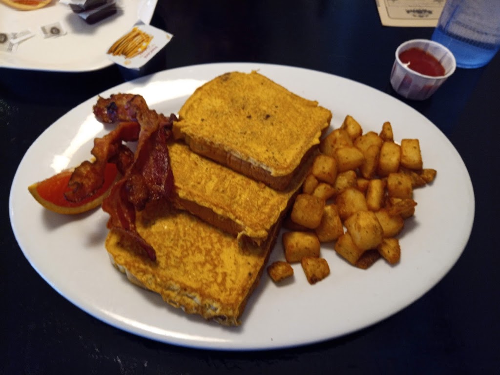 Applewoods Restaurant | 5494 Prospect Rd, New Minas, NS B4N 3K8, Canada | Phone: (902) 681-3692