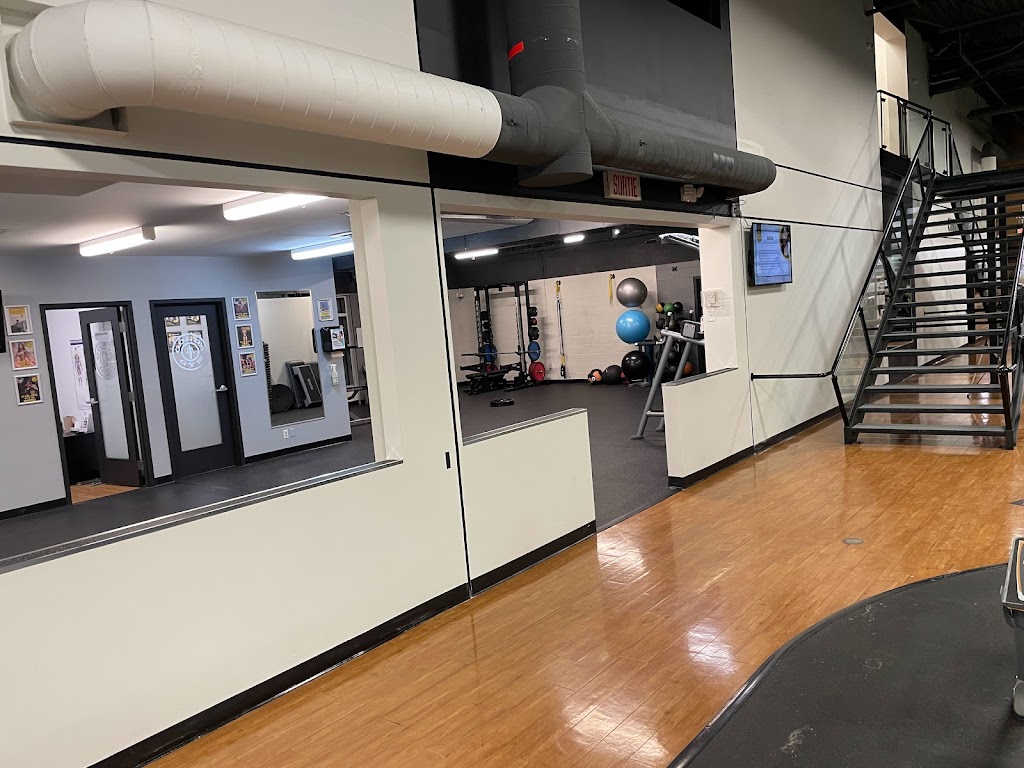 Golds Gym | 3131 Blvd. Cote-Vertu Ouest Suit C - 35, Saint-Laurent, QC H4R 1Y8, Canada | Phone: (514) 543-4653