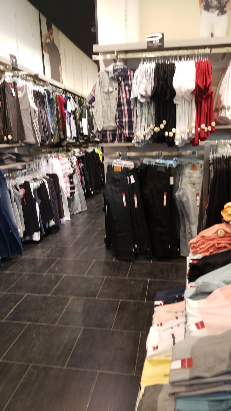 GUESS Factory | Taylor Rd, Niagara-on-the-Lake, ON L0S 1J0, Canada | Phone: (905) 641-5015
