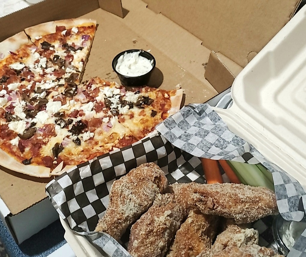 Wood Craft Pizza & Bar Tilbury | 71 Queen St N, Tilbury, ON N0P 2L0, Canada | Phone: (519) 607-0507