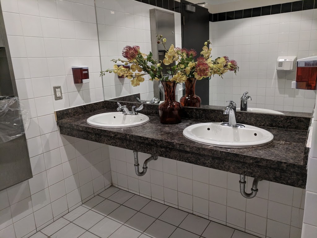 Winners | 200 North Service Rd W, Oakville, ON L6M 2G2, Canada | Phone: (905) 338-5700