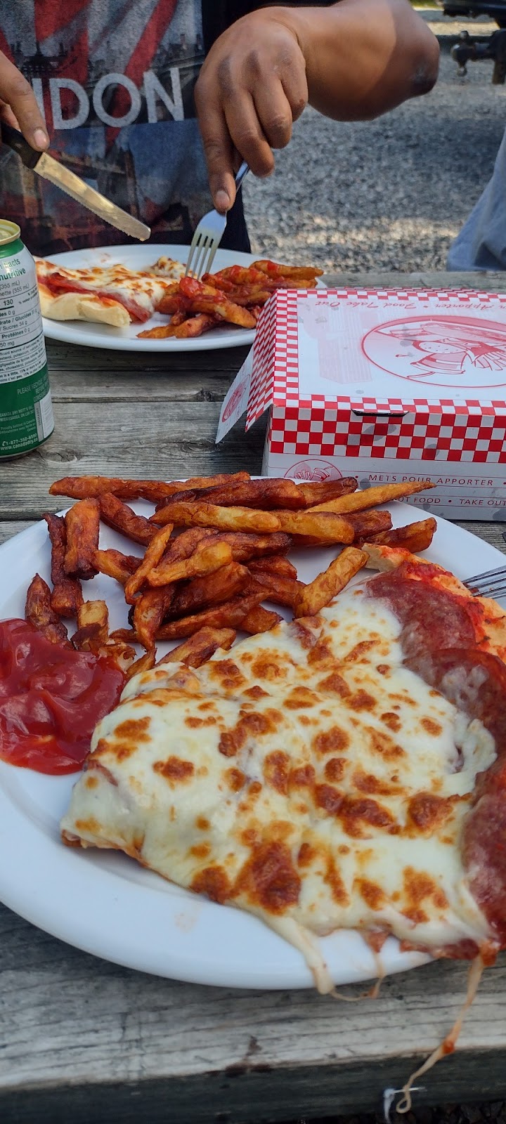 Cantine Chez Linda | 171 Rue Paré, Chertsey, QC J0K 3K0, Canada | Phone: (579) 290-0112