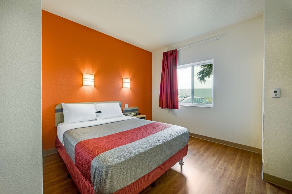 Motel 6 Toronto - Brampton | 160 Steelwell Rd, Brampton, ON L6T 5T3, Canada | Phone: (905) 451-3313