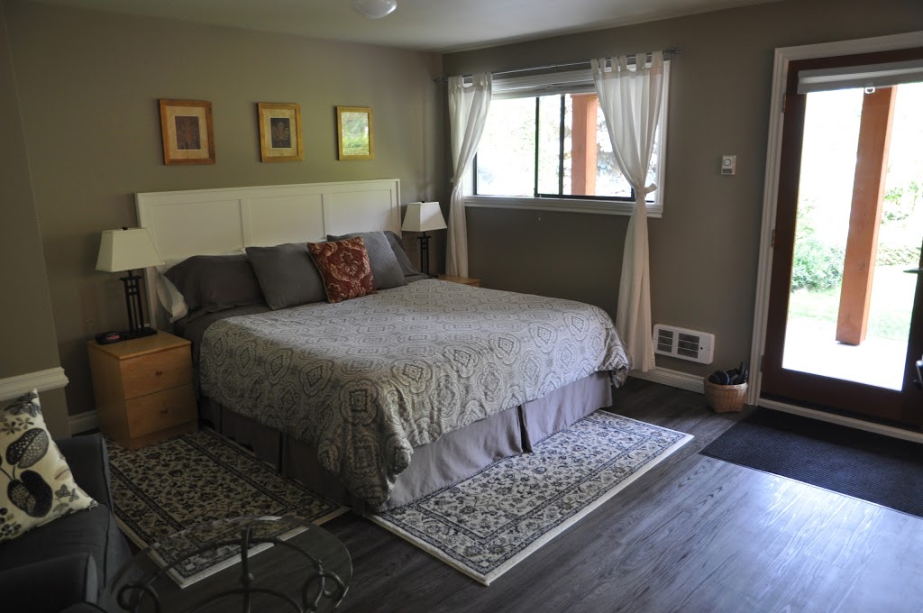 Nestledown Bed & Breakfast | 7655 Eureka Ave, Halfmoon Bay, BC V0N 1Y1, Canada | Phone: (604) 885-5570