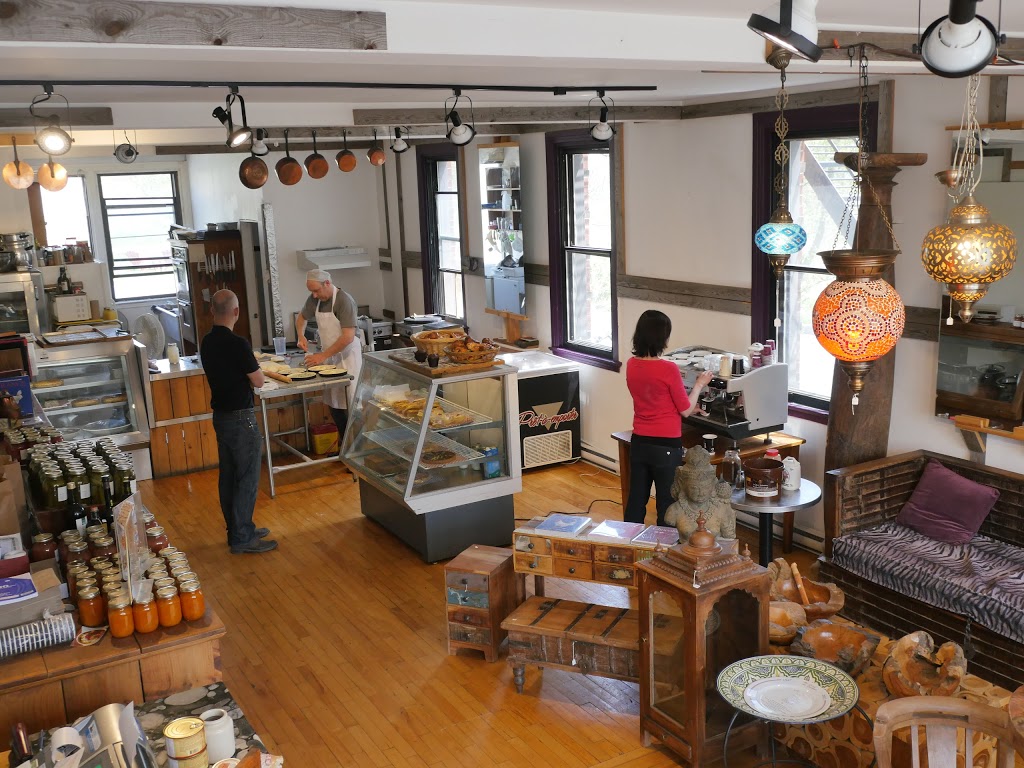 Chez Matis | 50 Rue Principale N, Sutton, QC J0E 2K0, Canada | Phone: (450) 538-6444