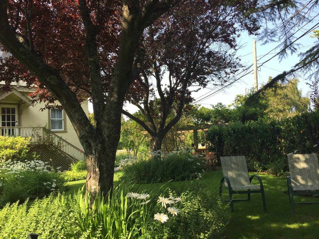 Oak Bay Guest House | 1052 Newport Ave, Victoria, BC V8S 5E3, Canada | Phone: (250) 598-3812