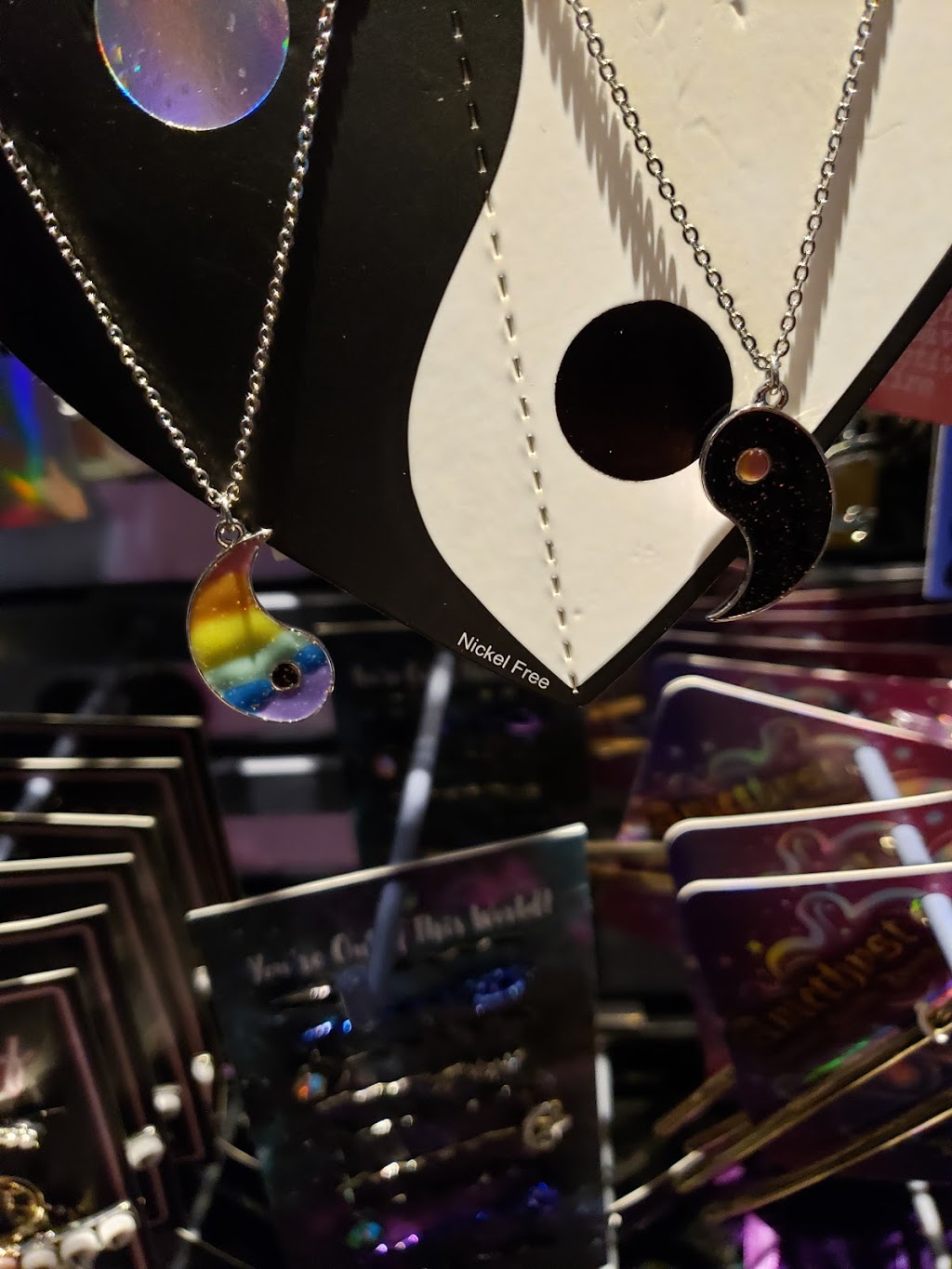 Hot topic | Space 17600 Yonge Street E20, E21, Newmarket, ON L3Y 4Z1, Canada | Phone: (905) 954-0031