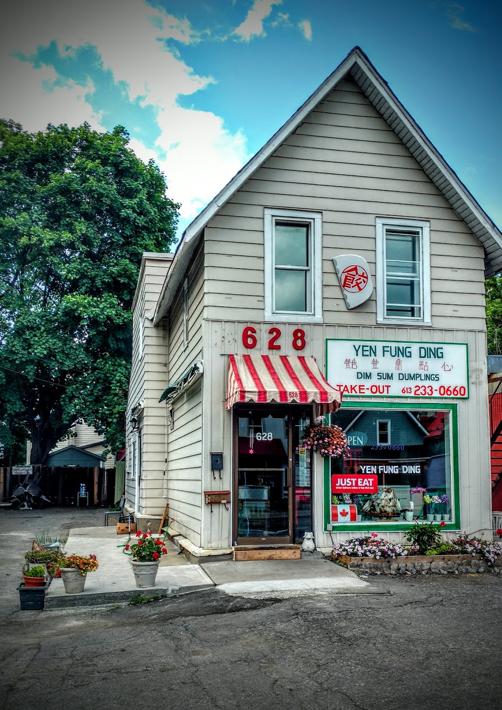 Yen Fung Ding Dumpling Shoppe | 628 Somerset St W, Ottawa, ON K1R 5K4, Canada | Phone: (613) 233-0660
