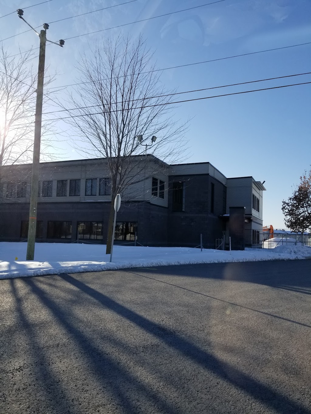 École De Léquinoxe | 2949 Boulevard de la Renaissance, Laval, QC H7L 0H3, Canada | Phone: (450) 662-7000