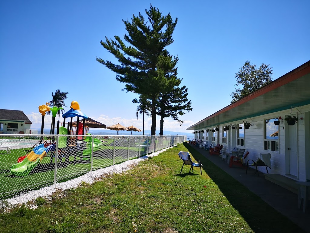 Hotel Motel La Roche Pleureuse | 2901 Chemin des Coudriers, La Baleine, QC G0A 2A0, Canada | Phone: (418) 438-2734