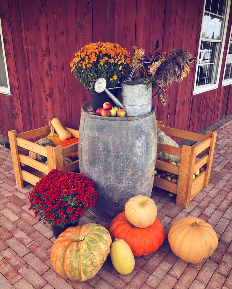 The Red Barn | 2215 QC-222, Saint-Denis-de-Brompton, QC J0B 2P0, Canada | Phone: (819) 679-3394