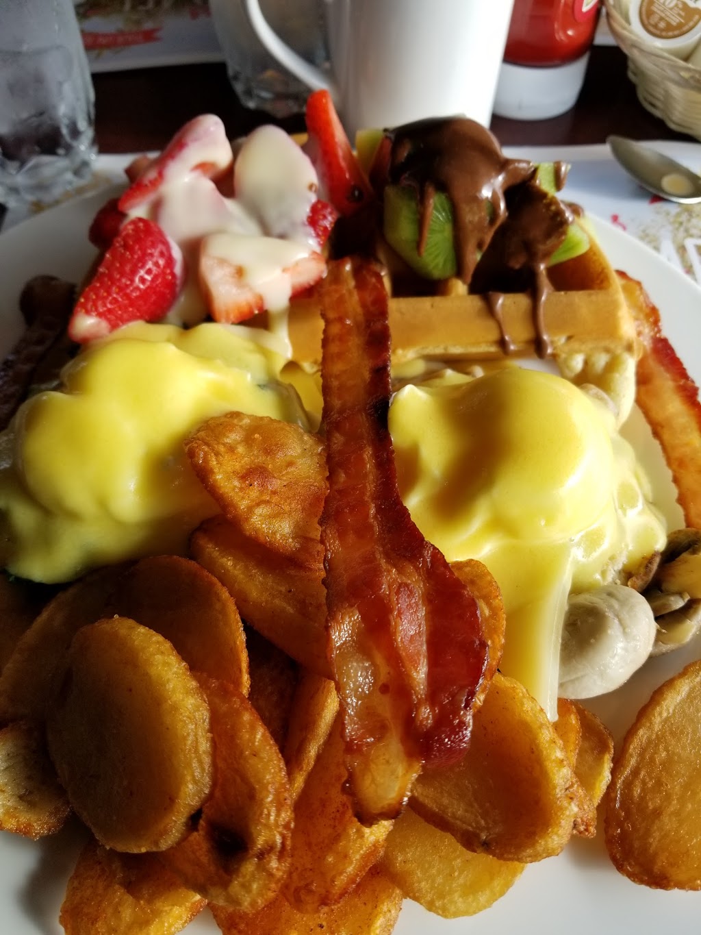 Eggsquis | 7401 Boulevard Newman, LaSalle, QC H8N 1X3, Canada | Phone: (514) 368-0333
