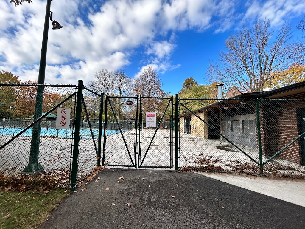 Parc John F.-Kennedy outdoor swimming pool | 860 Av. Outremont, Outremont, QC H2V 3N5, Canada | Phone: (514) 495-6211
