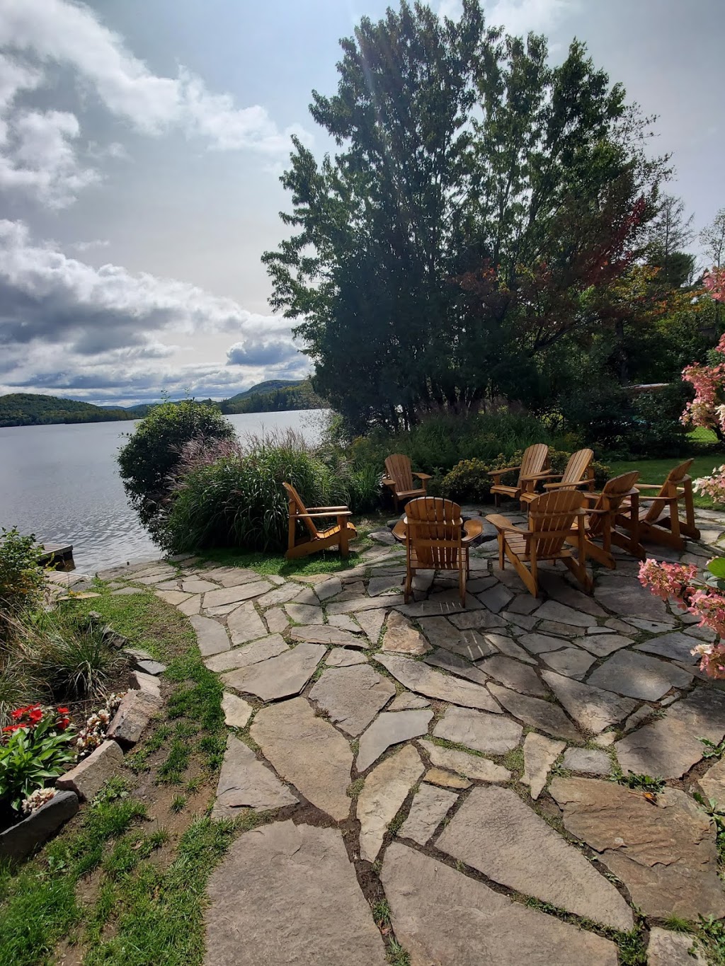 Chalet au Bord du Lac | 2384 Rue Labelle, Mont-Tremblant, QC J8E 1T8, Canada | Phone: (514) 290-4601