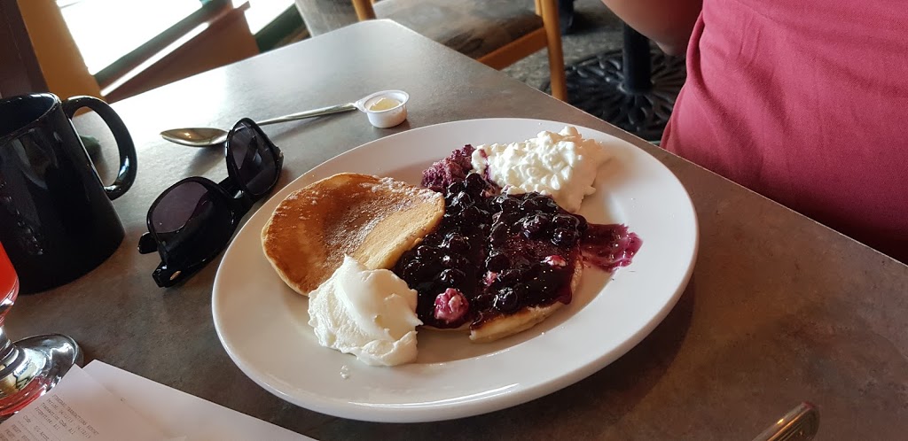 Lakeside Cafe | 100 Esplanade Ave, Harrison Hot Springs, BC V0M 1K0, Canada | Phone: (604) 796-2244