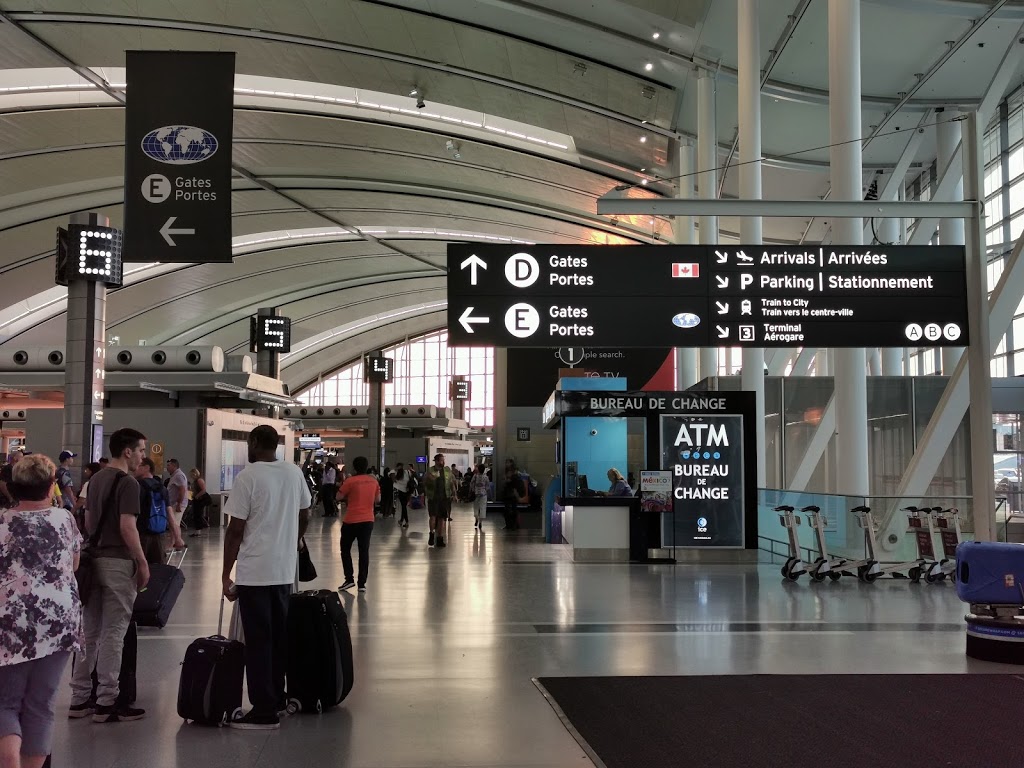 Airport Taxi Toronto Flat Rate | 510-370 Dixon Rd, Etobicoke, ON M9R 1T2, Canada | Phone: (647) 285-3515