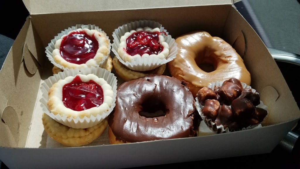 Maple Leaf Bakery | 424 4 Ave SW, Moose Jaw, SK S6H 5V4, Canada | Phone: (306) 692-8551
