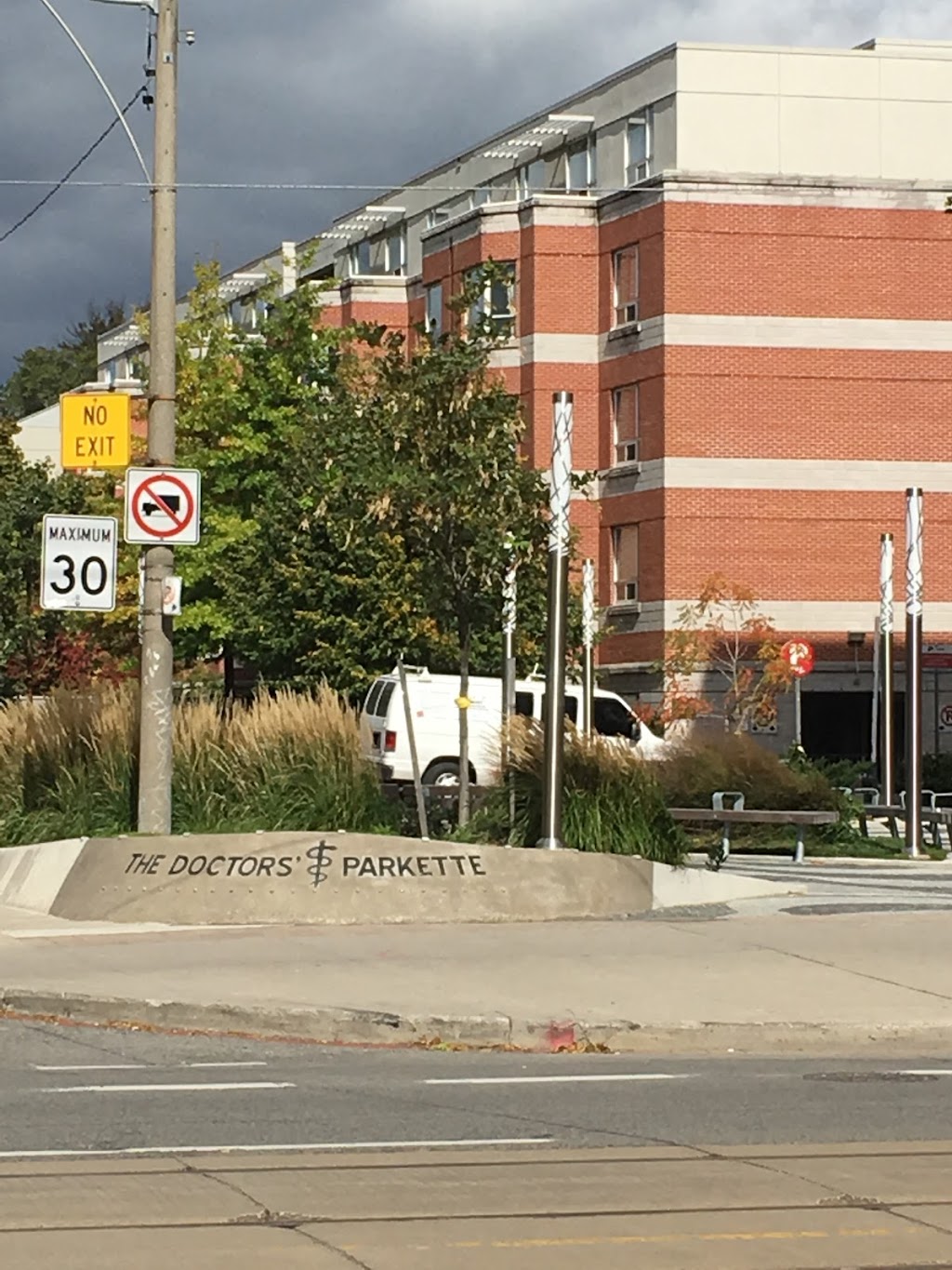 The Doctors Parkette | 15 Brunswick Ave, Toronto, ON M5T 3A9, Canada | Phone: (416) 338-4386
