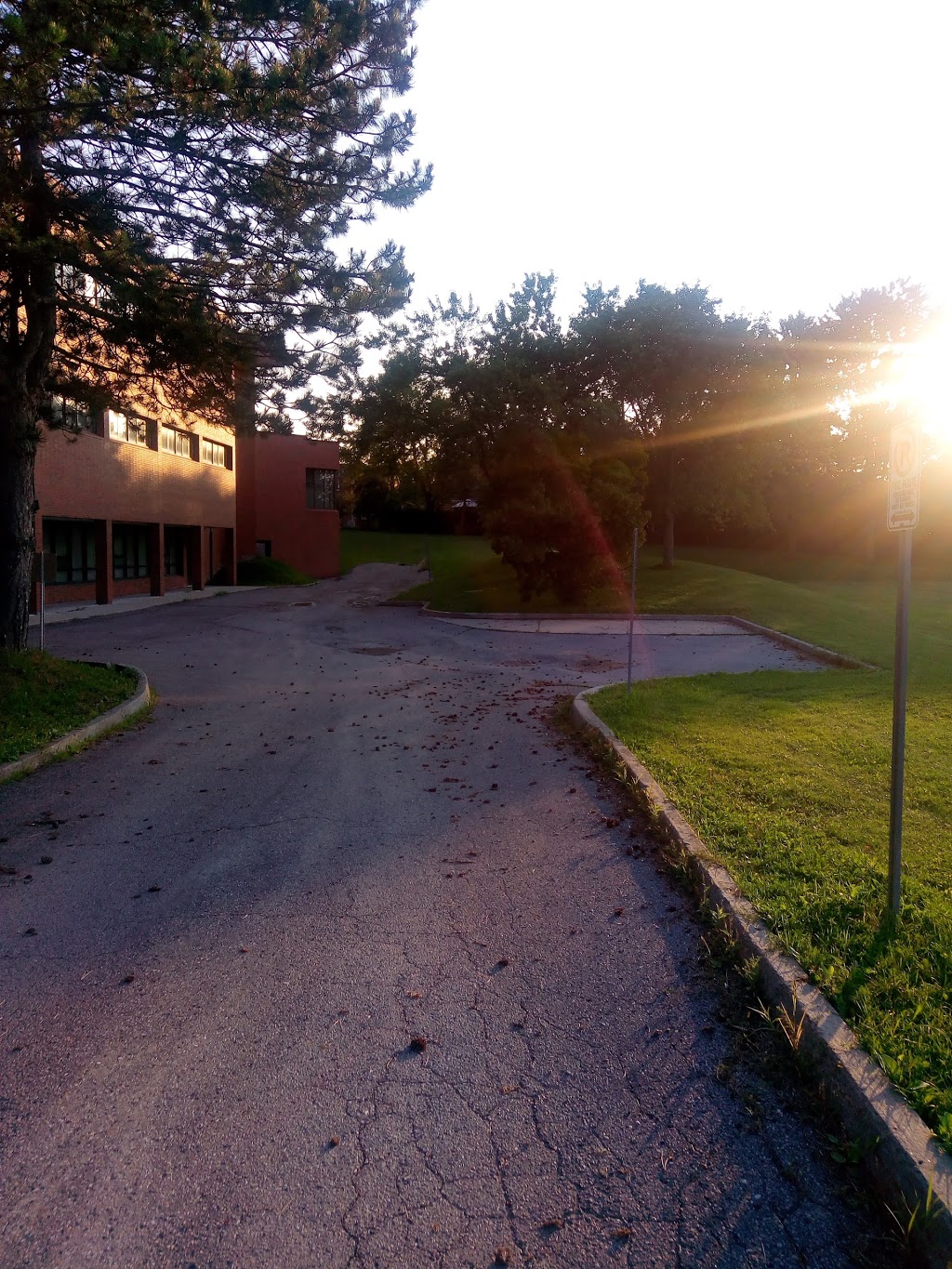 Aurora High School | 155 Wellington St W, Aurora, ON L4G 2P4, Canada | Phone: (905) 727-3107