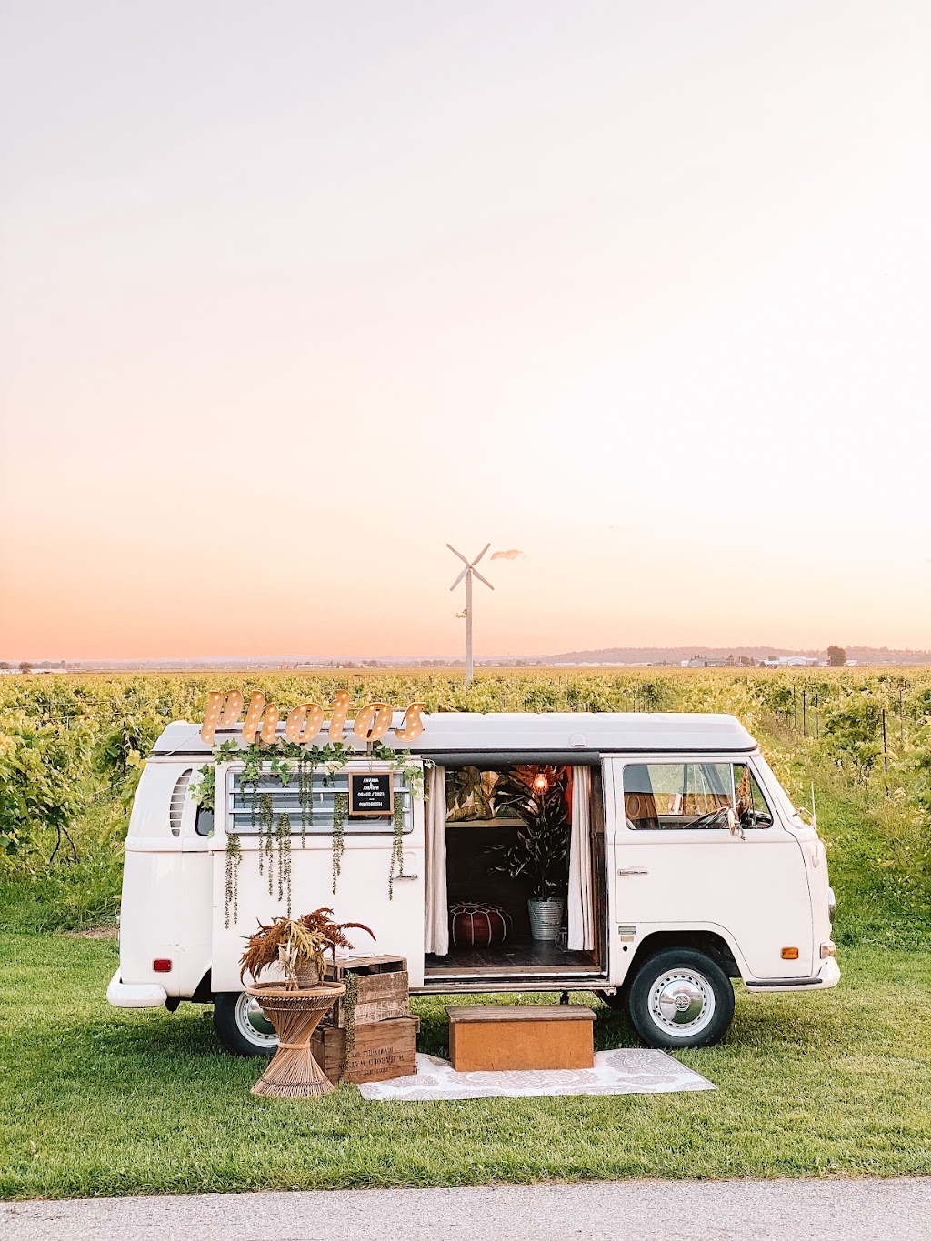 The Photo Bus Booth | 463 Athol St E, Oshawa, ON L1H 1L5, Canada | Phone: (416) 720-3270