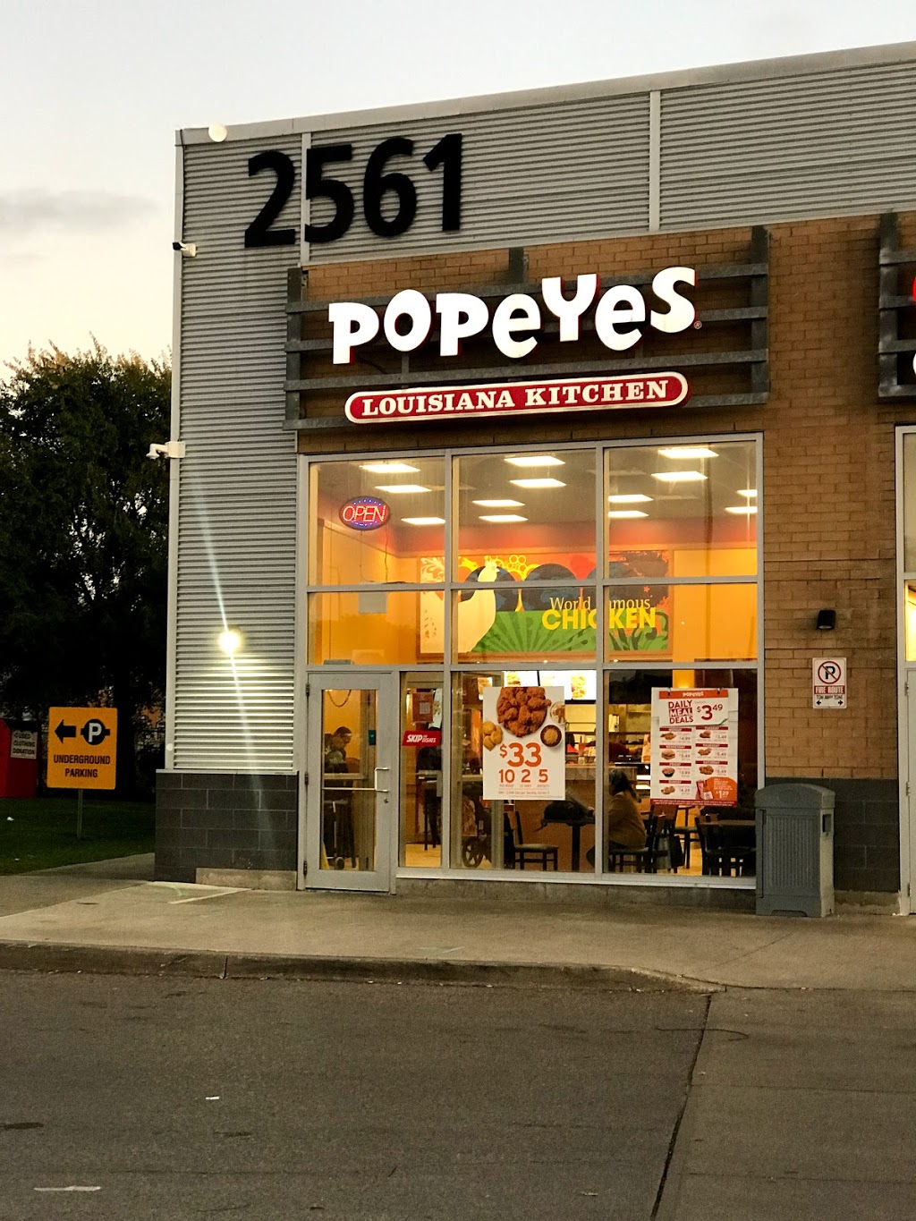 Popeyes Louisiana Kitchen | 2561 St Clair Ave W, Toronto, ON M6N 4Z5, Canada | Phone: (416) 604-7404