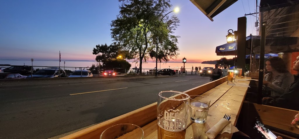 Le Sasquatch | 15065 Marine Dr, White Rock, BC V4B 1C5, Canada | Phone: (604) 385-6333