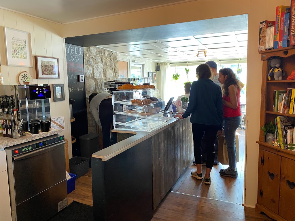 La base de lit - Café de village | 2409 Rte. du Fleuve, Les Éboulements, QC G0A 2M0, Canada | Phone: (418) 998-4726