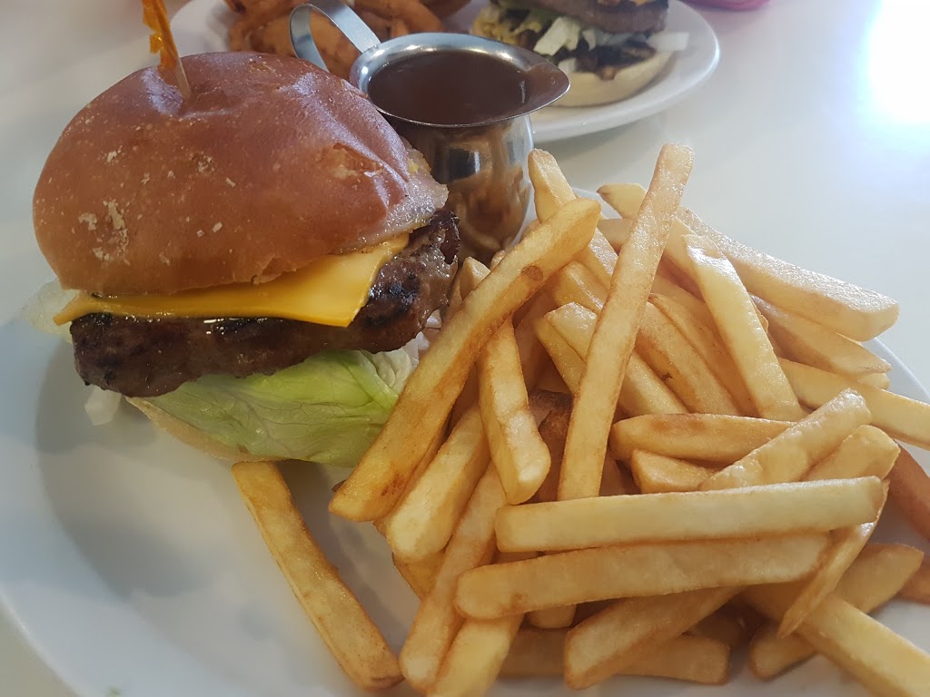 Ernis Place Restaurant & Pizza | 171 Smith St, Arthur, ON N0G 1A0, Canada | Phone: (519) 848-3541