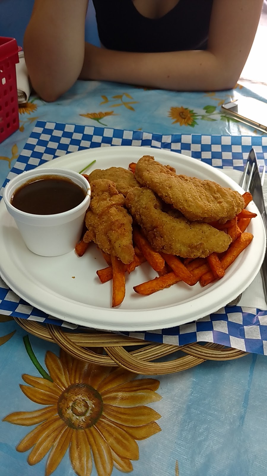 Sues Seafood | 782 Clare Ave, Welland, ON L3C 3C1, Canada | Phone: (905) 714-1117