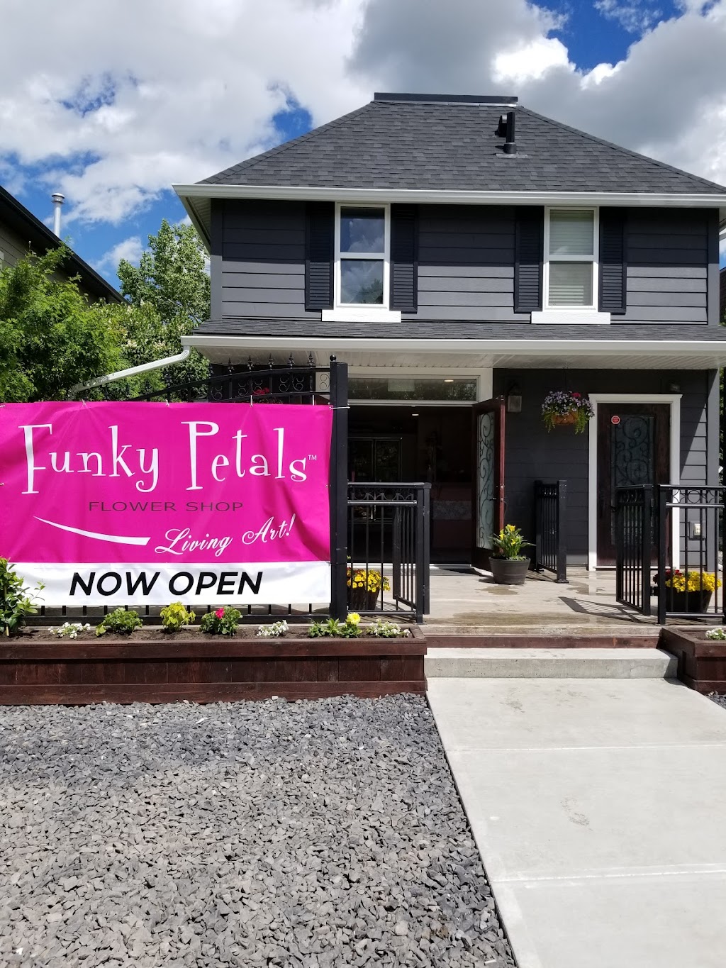 Funky Petals Airdrie | 136 1 Ave NE, Airdrie, AB T4B 0R4, Canada | Phone: (403) 948-3096