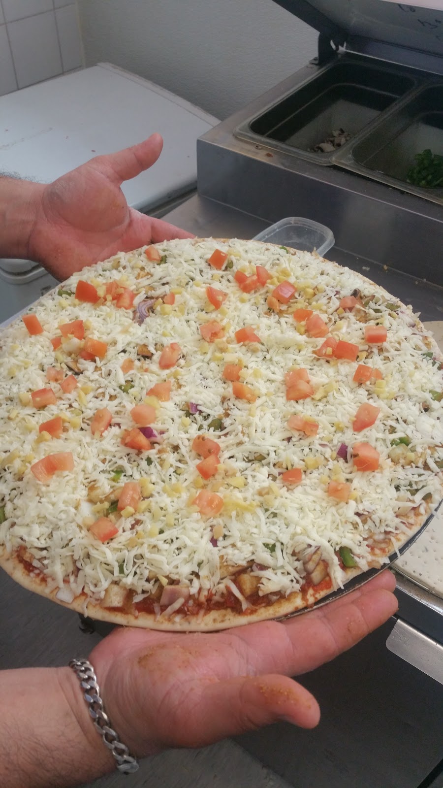 Desi Pizza & Curries | 849 Henderson Hwy, Winnipeg, MB R2K 2L4, Canada | Phone: (204) 504-7100
