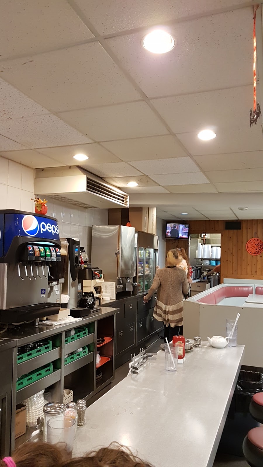Yins Restaurant | 40 Main St S, Waterford, ON N0E 1Y0, Canada | Phone: (519) 443-8678