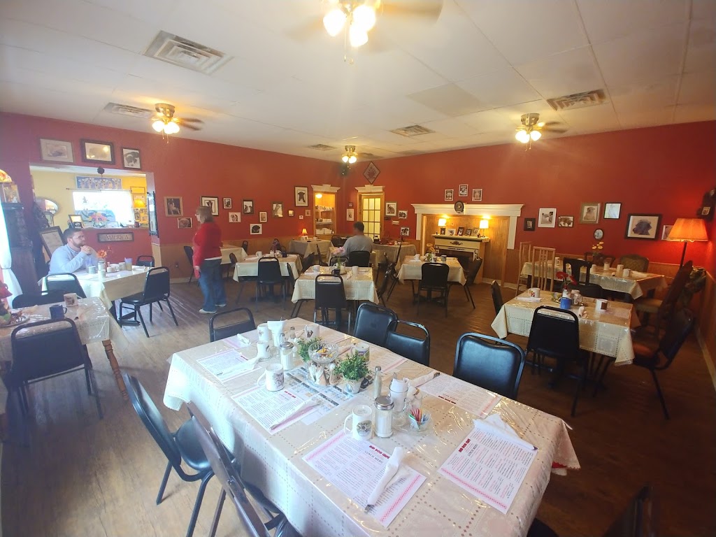 Red Dog Cafe | 208 S Main St, Yale, MI 48097, USA | Phone: (810) 387-9031