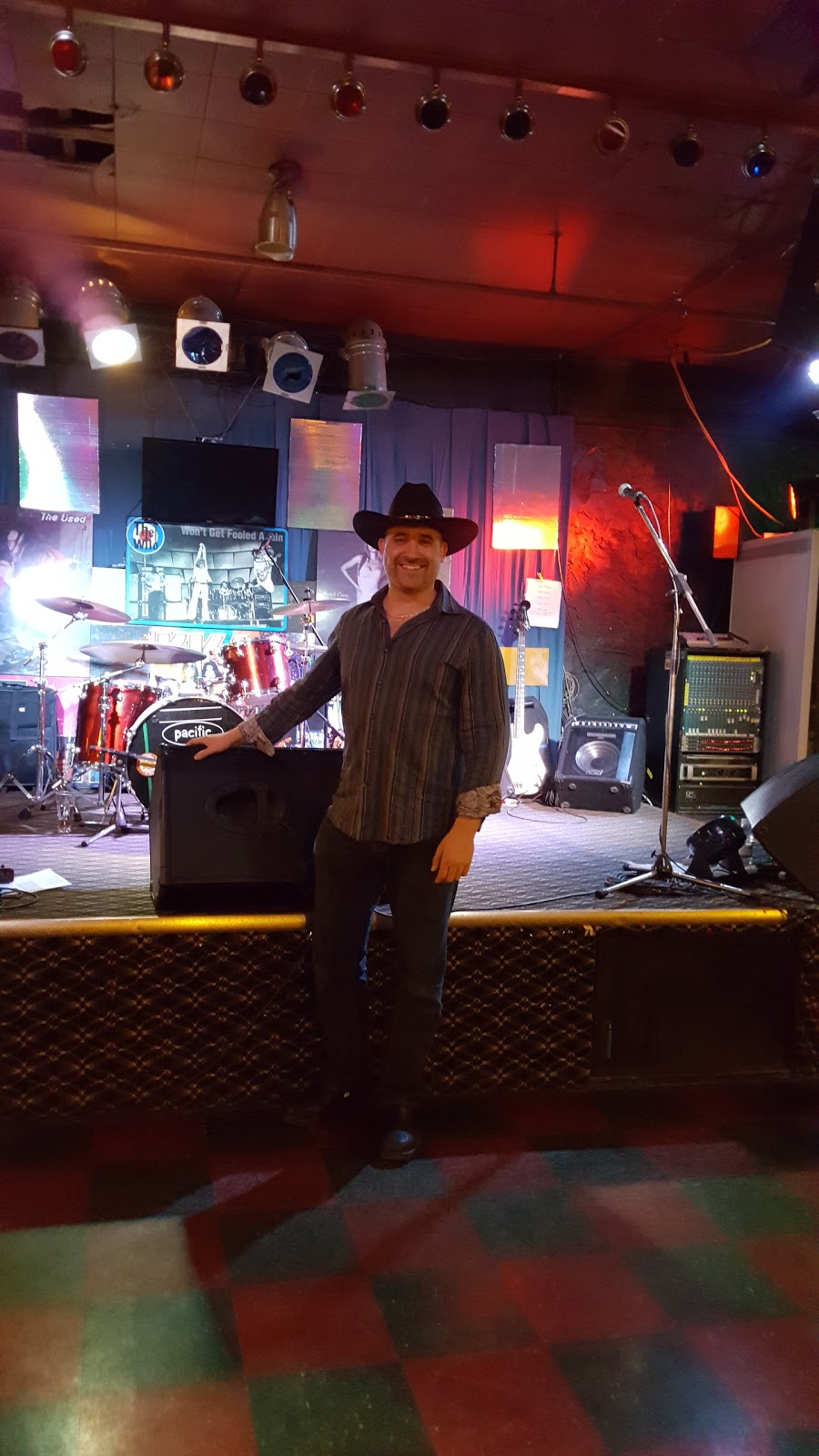 Brooklands Inn | 8 Keewatin St, Winnipeg, MB R3E 3B7, Canada | Phone: (204) 633-9707