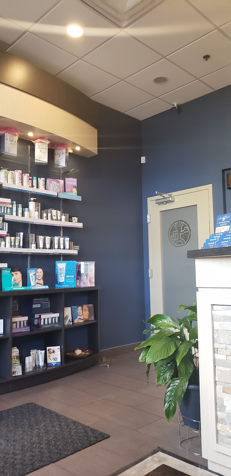 Hand & Stone Massage and Facial Spa - Bayview Village | 27 Rean Dr, North York, ON M2K 0A6, Canada | Phone: (647) 748-4263